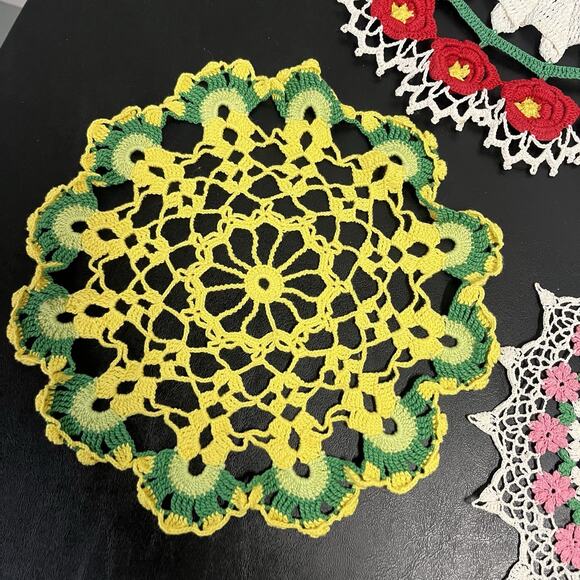 Vintage 5 Pc Lot Set Table Dresser Doily Crochet Grapes Poinsettia Granny Core - Picture 5 of 10